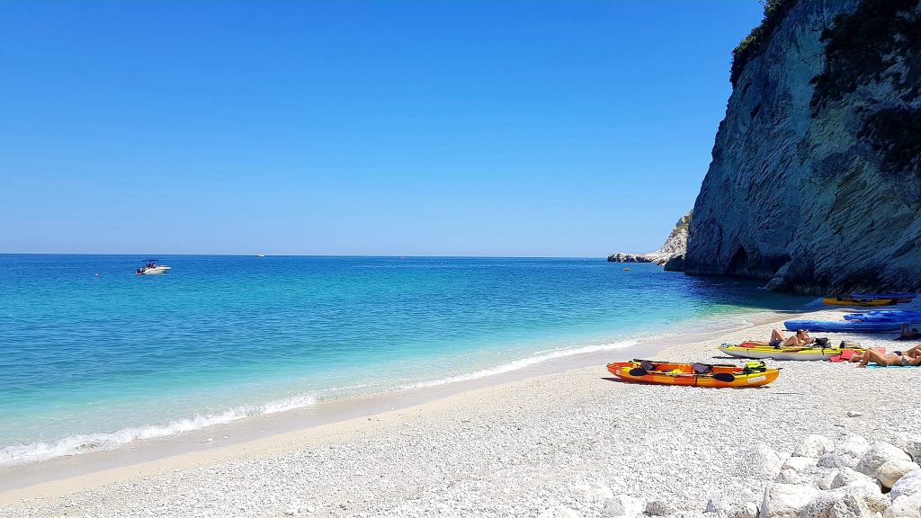 South side of the Due Sorelle beach, Conero