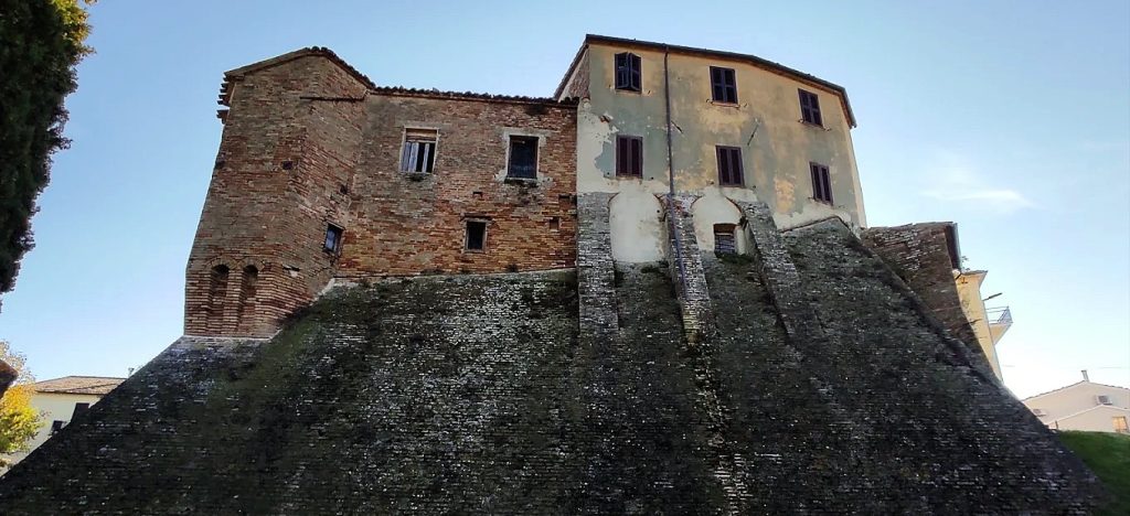 Discover Arcevia and Its Nine Castles 19 A view of the back of the fortified village of Montale