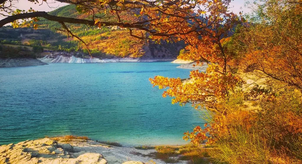 Autumn Foliage in Le Marche 13 Foliage at Fiastra Lake