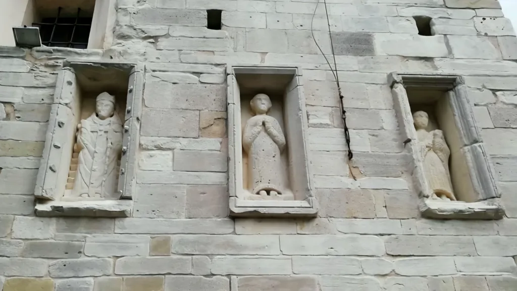 Cingoli: The Balcony of Le Marche 23 Small statues at San Vitale Church
