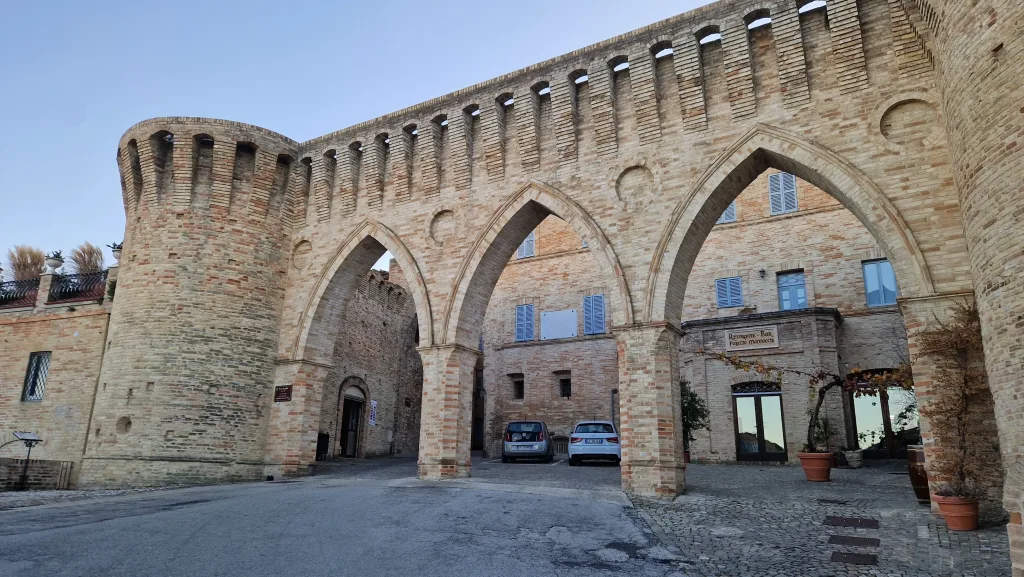 Die drei Bögen am Ortseingang von Petritoli