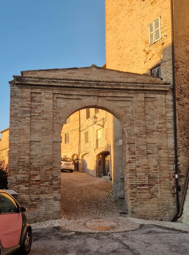 Ein Zugang in der Stadtmauer von Petritoli