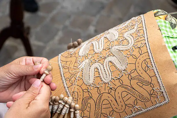 Slow tourism, merletto a tombolo in Offida